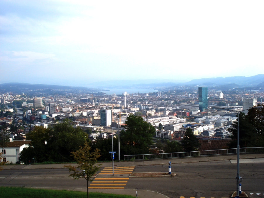 City hiking in Zurich – walking over the Käferberg