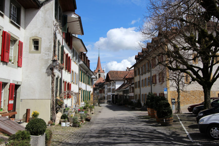 Murten: Castle, curtain wall and Nidelkuchen on Lake Murten