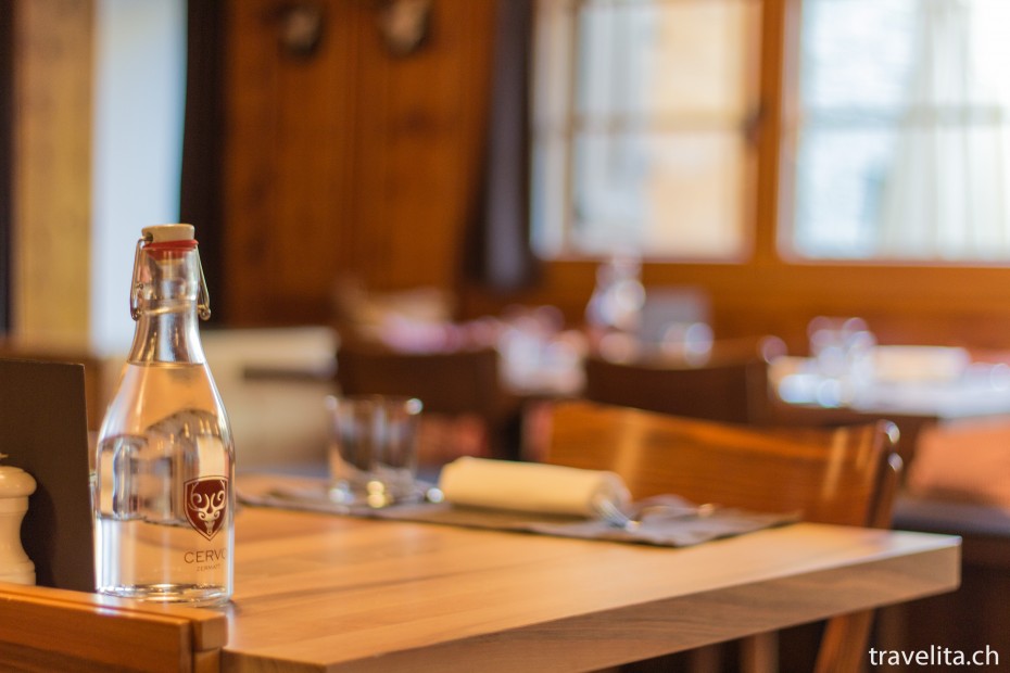 Restaurant Hotel Cervo mit Wasserflasche