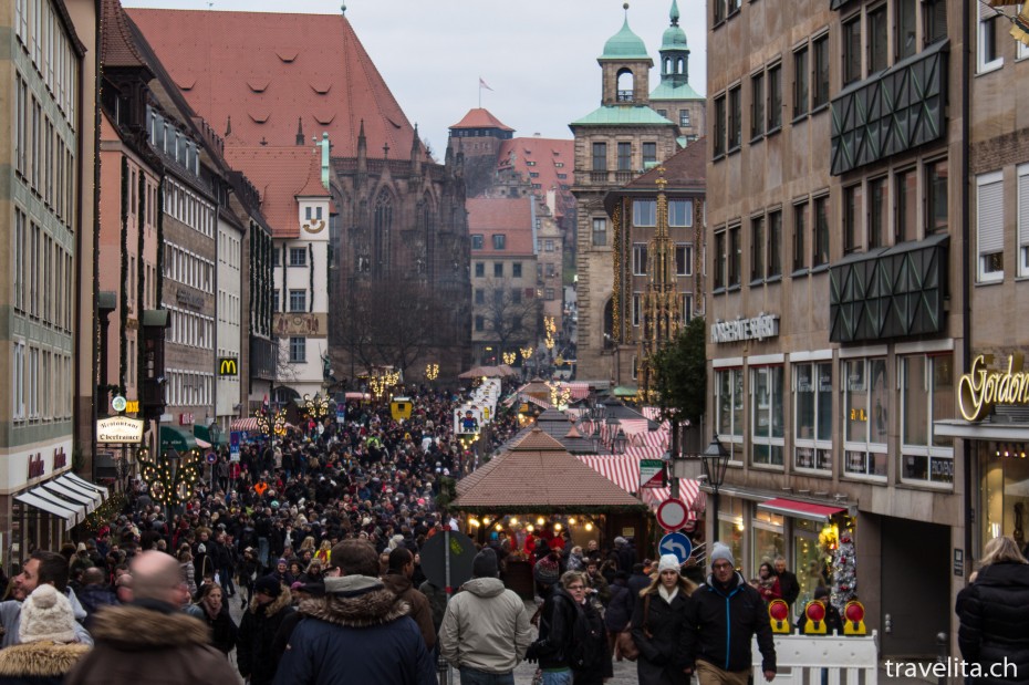 View over the Christkindlesmarkt in the direction of Kaiserstallung