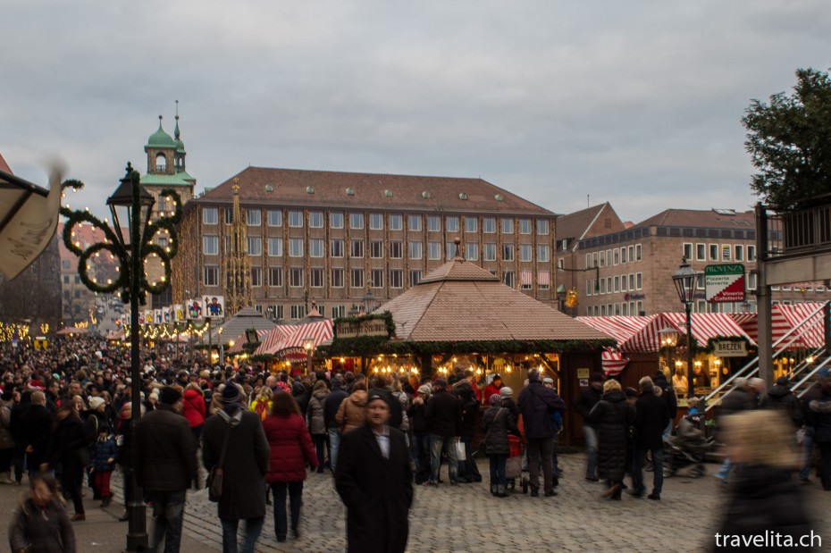 Jede Menge Leute auf dem Nürnberger Weihnachtsmarkt