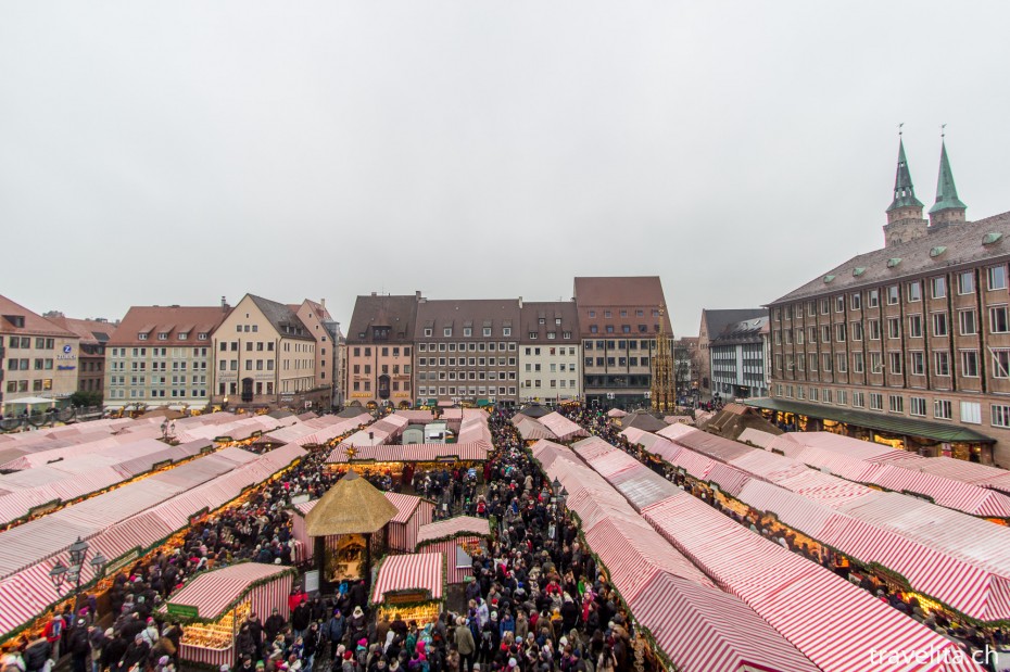Sicht von oben über den Nürnberger Christkindlesmarkt