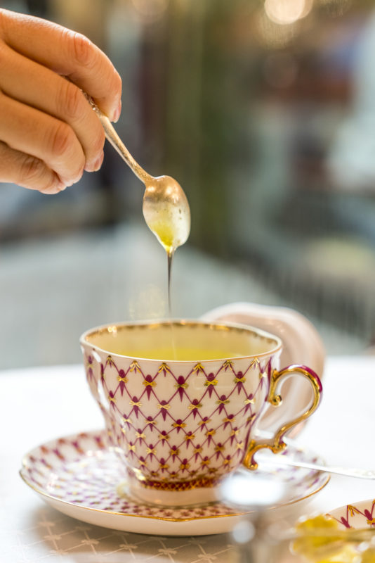 Tee süssen bei russischer Teezeremonie