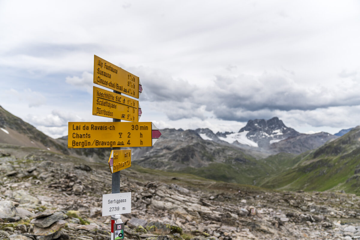 Wegweiser auf dem Sertigpass