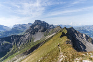 Mountain tour with a view of Lake Oeschinen: from Elsigenalp via the First to Allmenalp.