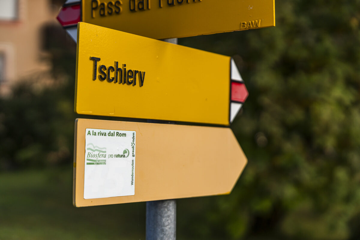 Tschierv signpost