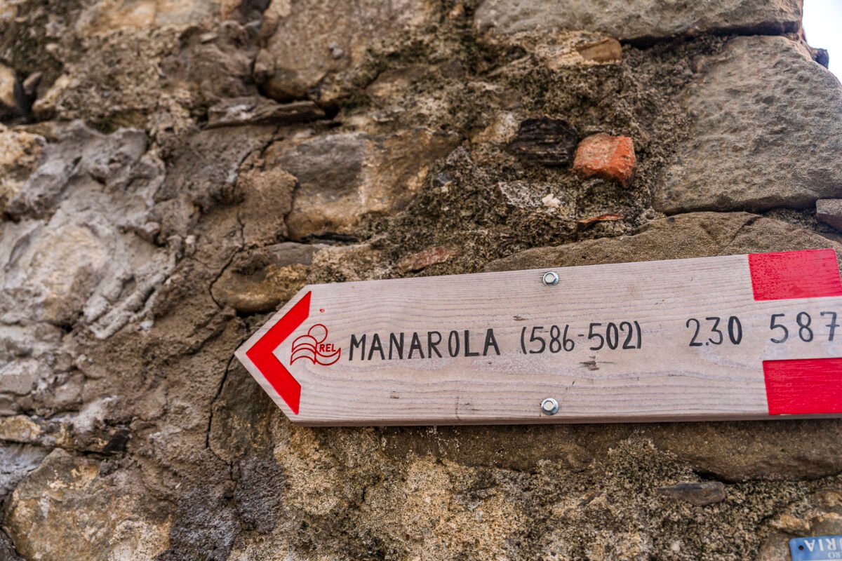 Signpost for the hiking trail Corniglia - Manarola