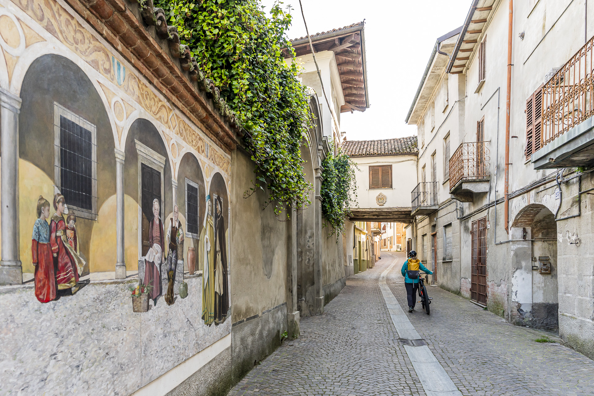 Bike tour through Fontanile, Piedmont
