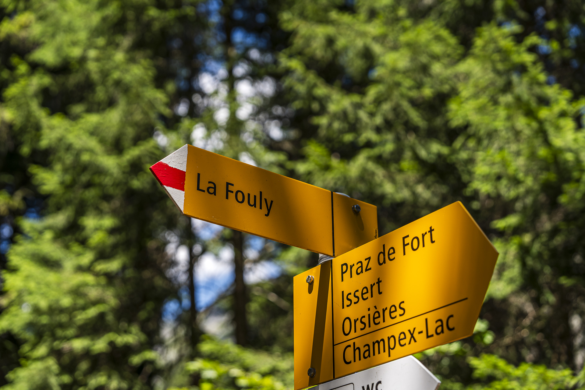 Trail sign on the way to La Fouly